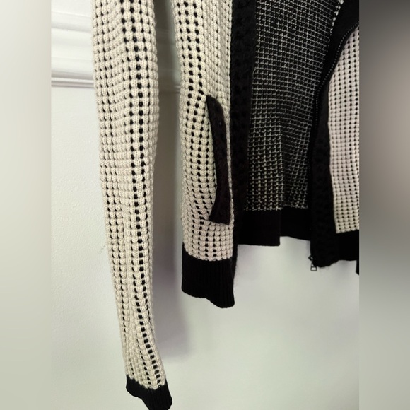 Pink Tartan cardigan sweater zipper beige and black with pockets size a small - Picture 5 of 10